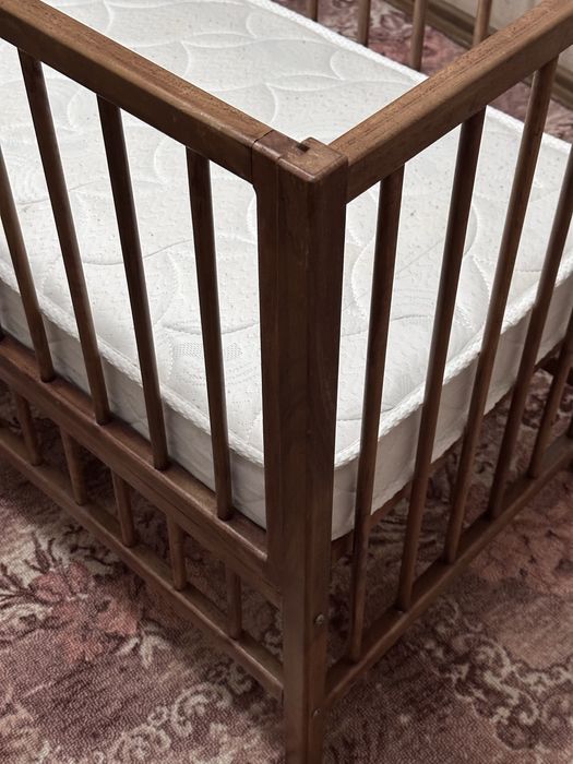 Кроватка из дерева с матрасом