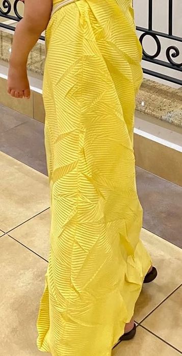 Лятна релефна жълта рокля