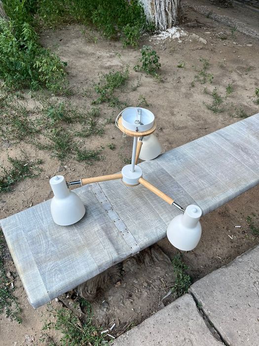 Продам люстру белую с отделкой дерева