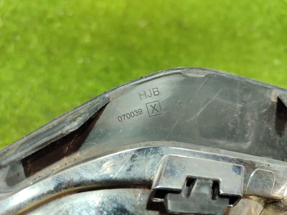 GRILA BARA FATA DREAPTA NISSAN JUKE HYBRID 1.6 BENZINA 2023 COD OEM 261A21107R / 261A27768R / HATCHBACK 5 USI / 2022-2024