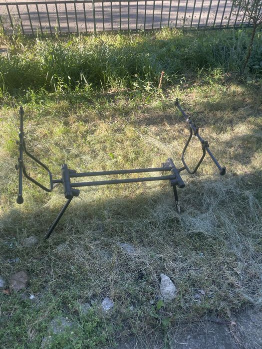 Vând rod-pod și doua lansete pentru crap