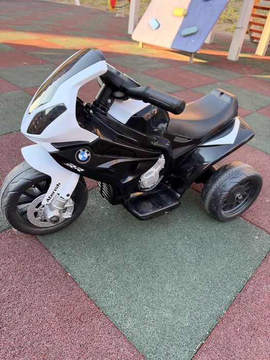 Vând motocicletă electrică pentru copii, model BMW S1000RR, ideală pentru cei mici, aproximativ 1–2 ani.