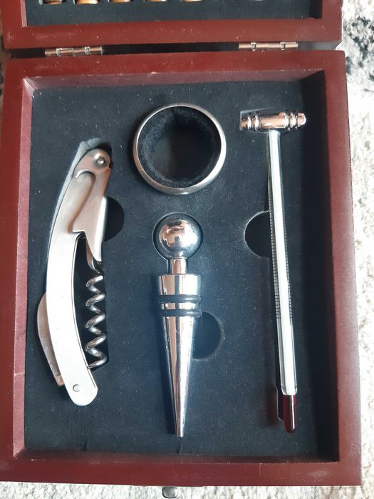 СЕТ - комплект за шах и вино (аксесоар)