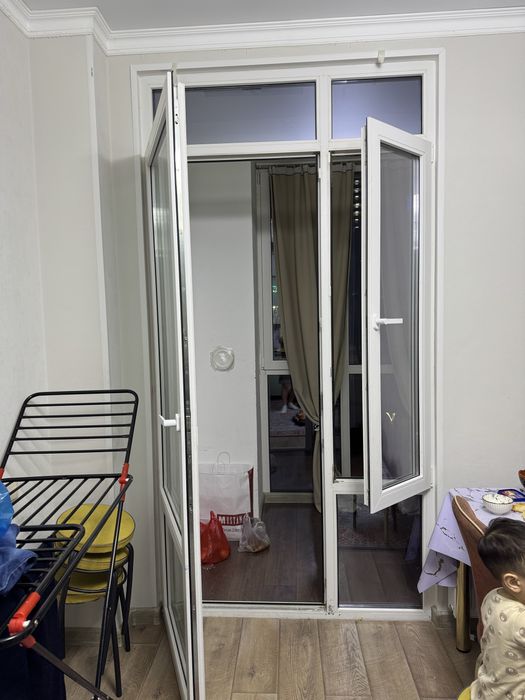 Стеклянный двер и окно