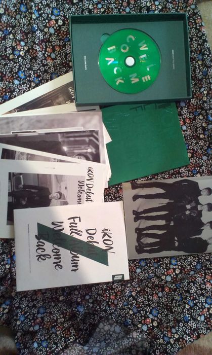 Колекционерски K pop албуми, картички и други в снимките