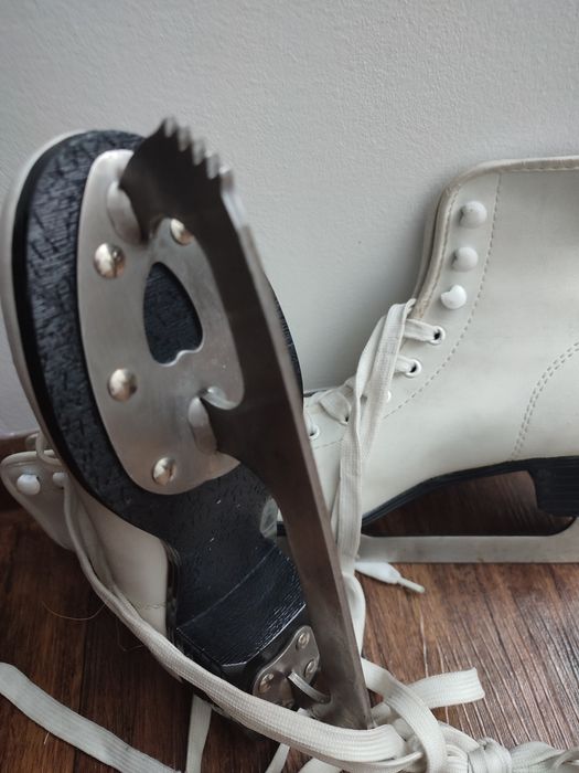 Продам коньки !!!