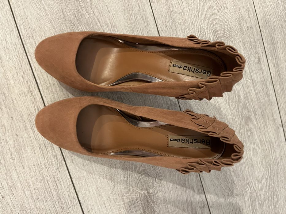 2 perechi Pantofi bershka marimea 37