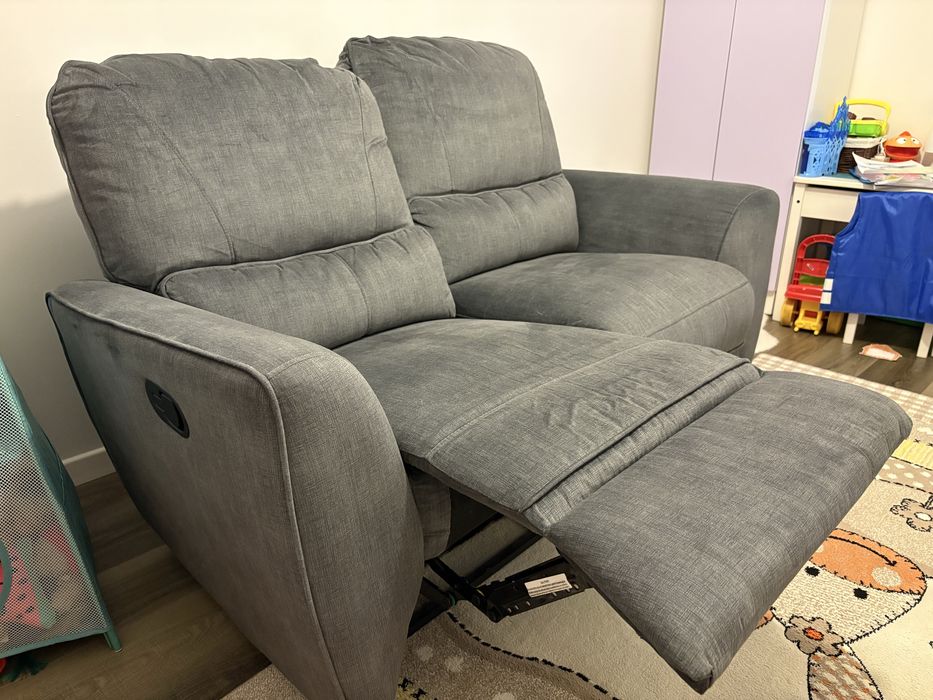 Canapea Mobexpert 2 locuri cu recliner manual – Stare Ca Nouă