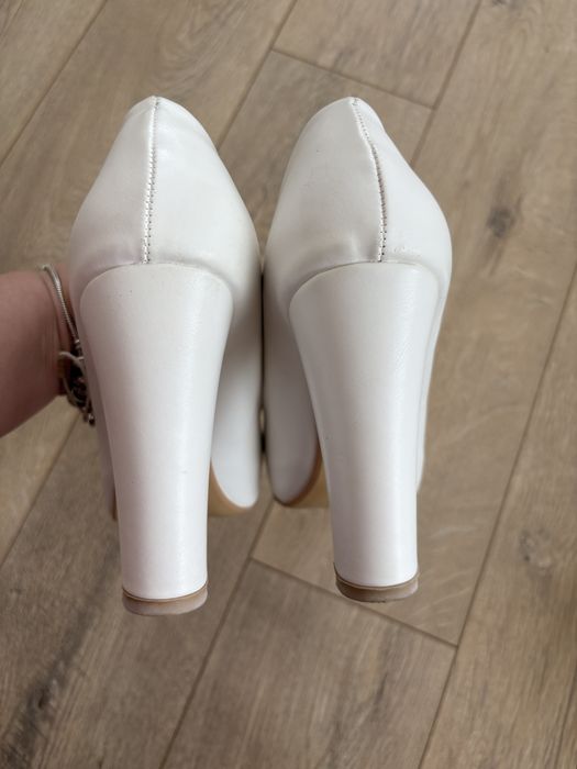 Бели кожени обувки
