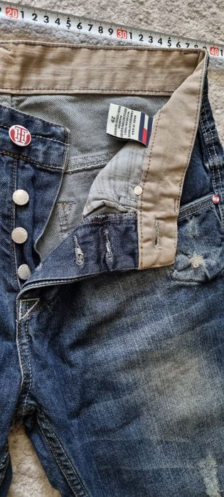 Blugi Tommy Hilfiger!Mărimea 29, măsurătorile sunt în fotografii!