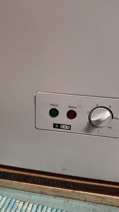 Vând ladă frigorifică Candy 97l