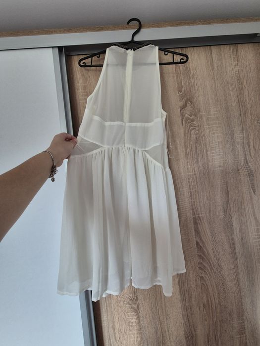 Бяла къса рокля с акцент