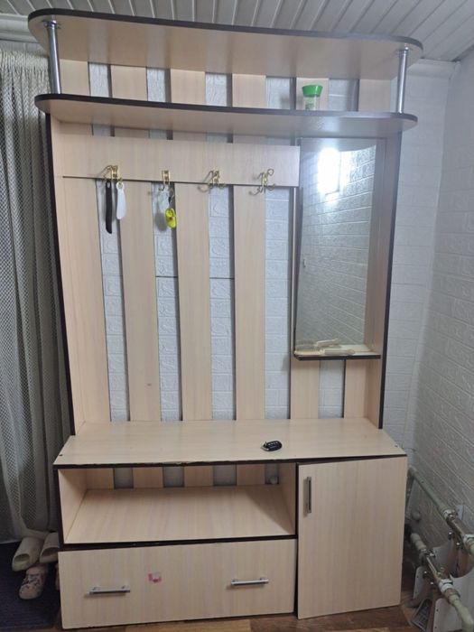 Шкаф в коридор белый .В хорошем состоянии . Высота 190, ширина 120см.