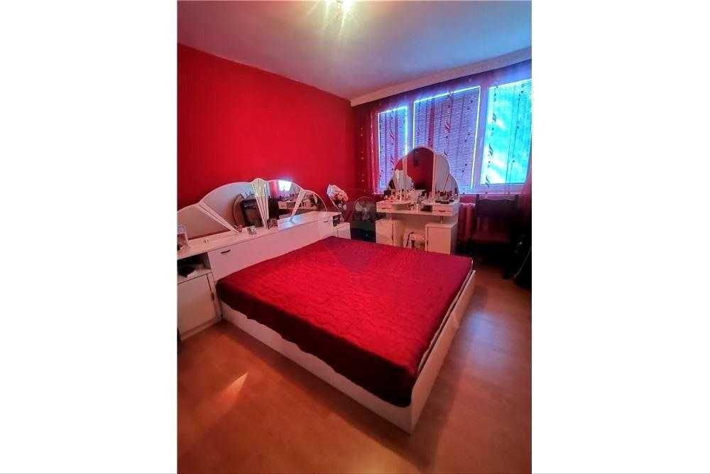 Продава се Двустаен апартамент в Разград, Бели Лом - 80 кв.м за 1052 €/кв.м - Снимка #1