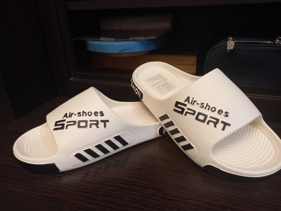 Новые белые  кроссовки