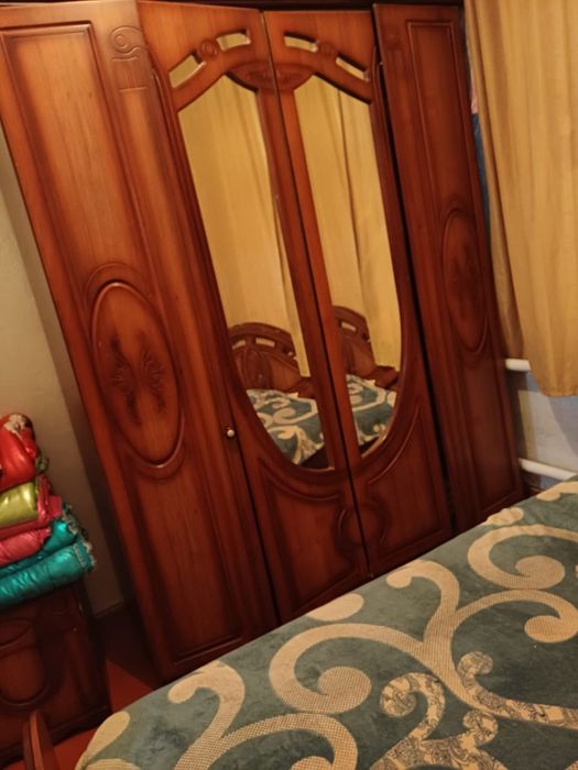 Спальный гарнитур и стол стулья