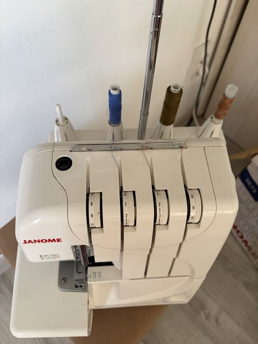 Продам Швейный Оверлог Janome RE73