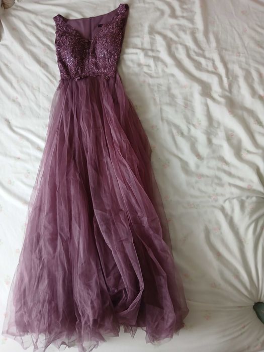 Дълга рокля с камъчета  отпред