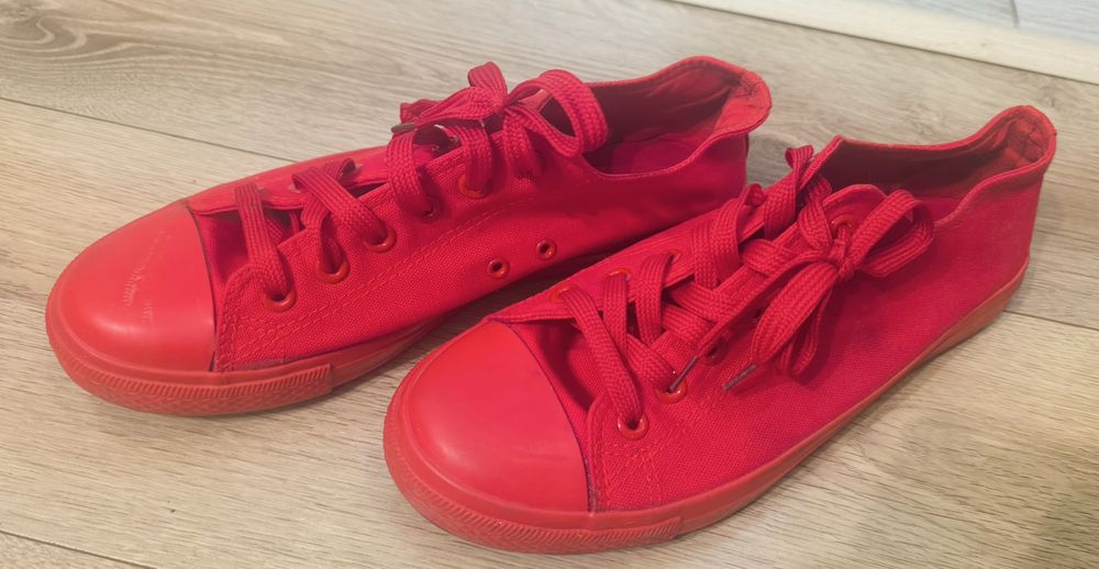 Мъжки кецове, червени