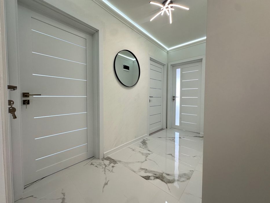 Продава се Тристаен апартамент в Добрич, Център - 70 кв.м за 1558 €/кв.м - Снимка #2