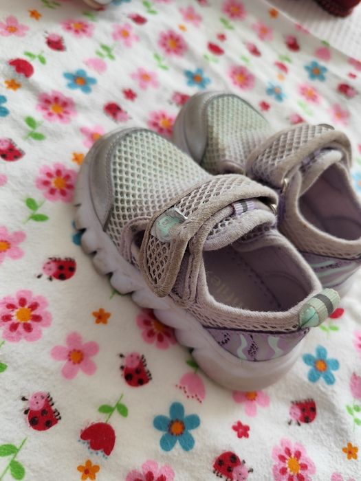 Продам обувь на девочку