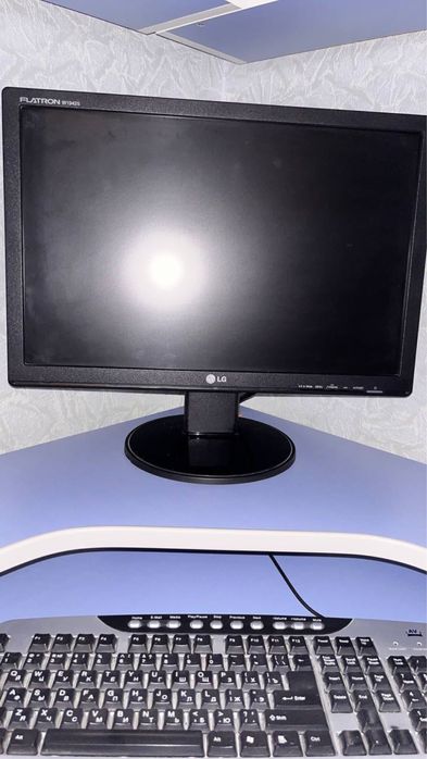 Компьютер с монитором, клавиатура