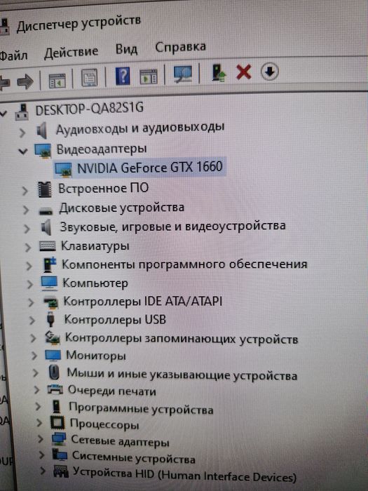 Компьютер со столом и стулом