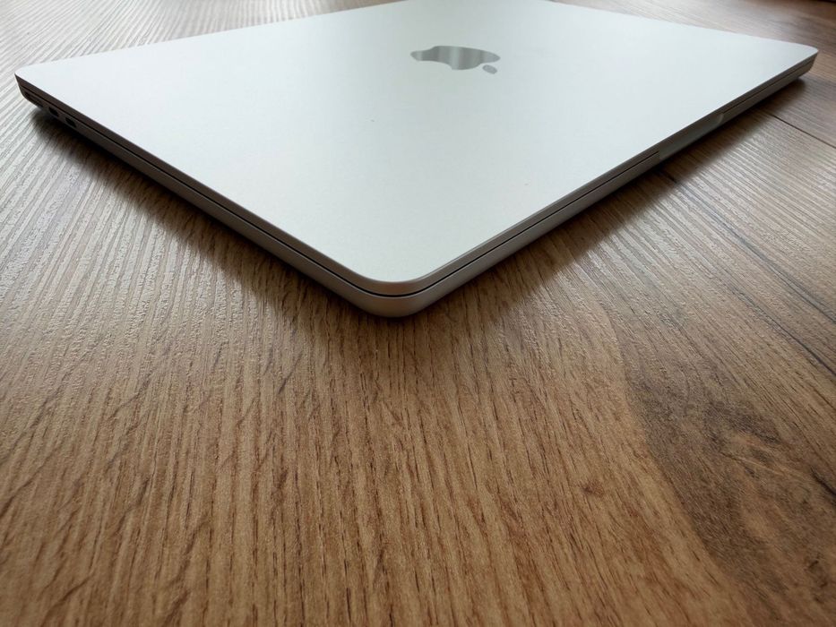 MacBook Air 13" M3 Chip 8-CPU, 10-GPU, 24GB RAM, 1TB SSD