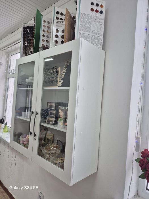 Шкаф белый витринный