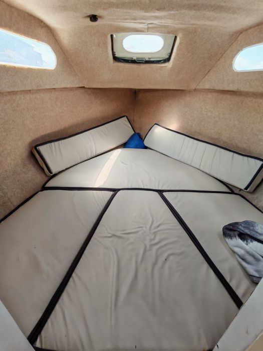 Barca cu motor outboard si peridoc cu punte dubla