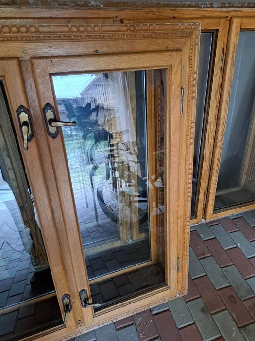 Vand geamuri in stolarie de stejar