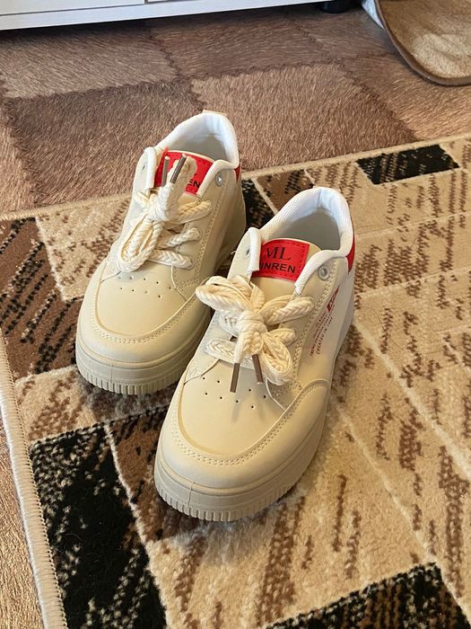 Продам женские кроссовки