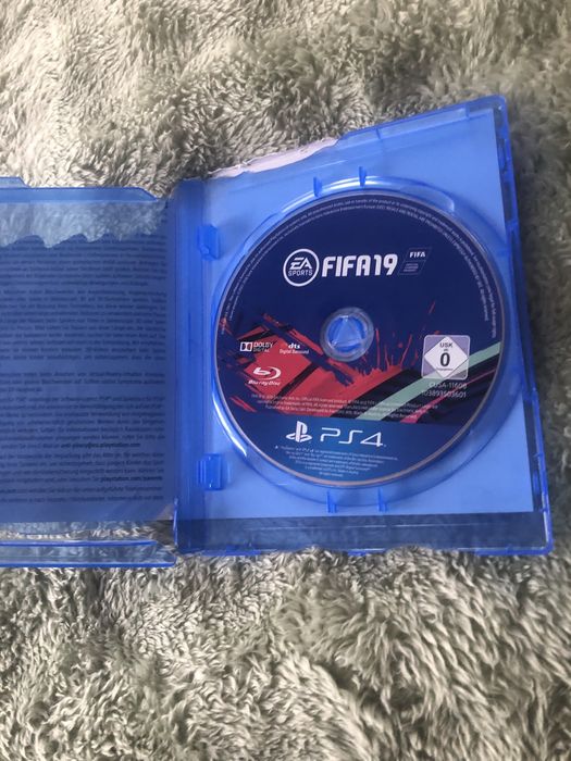 Playstation4 pro 1 TB si un controller - pachet cu FIFA 17+FIFA18