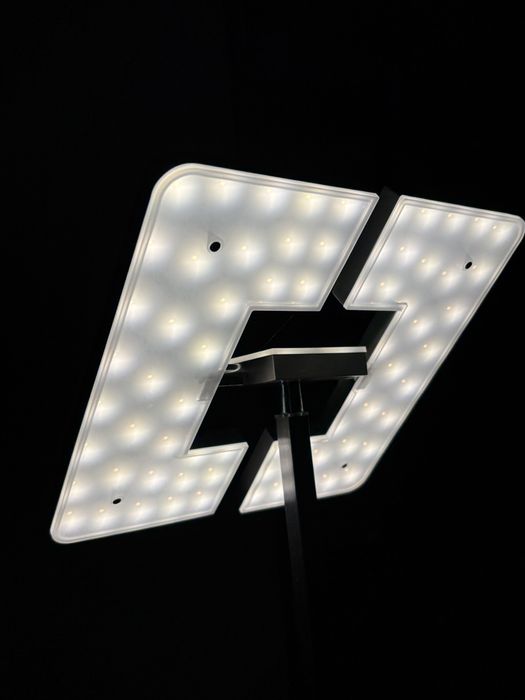 Настолна лампа (въртящи глави)