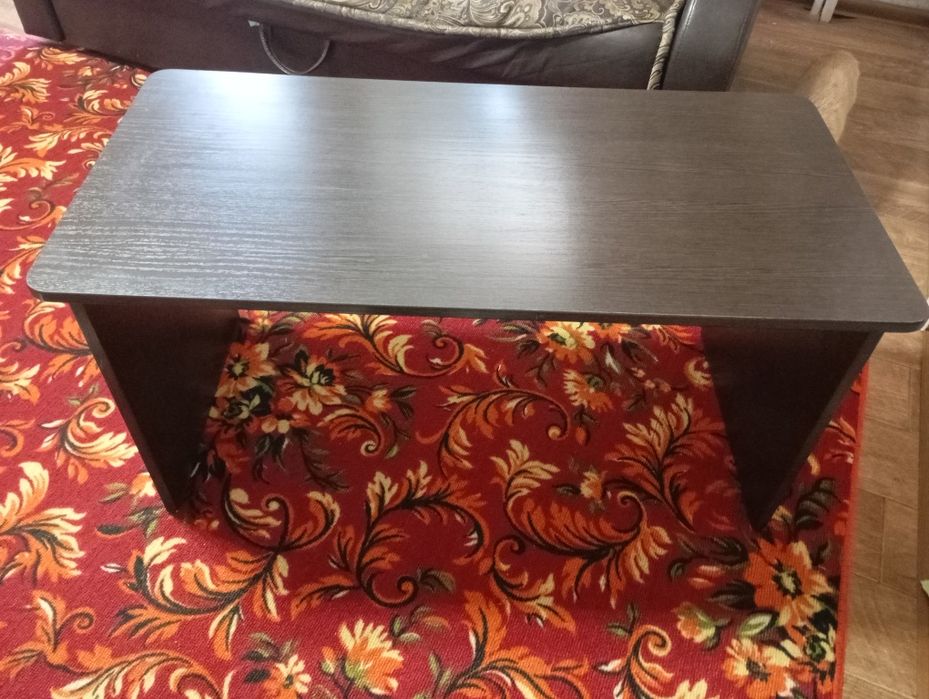 Журналы столик тёмного цвета