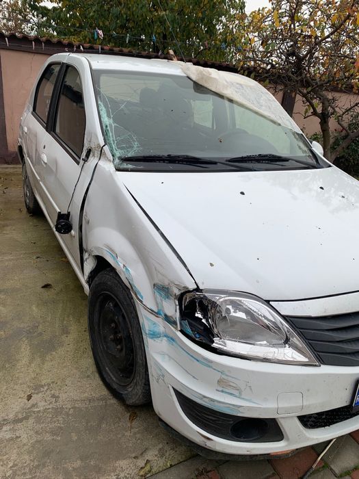 Vand dacia logan avariat!