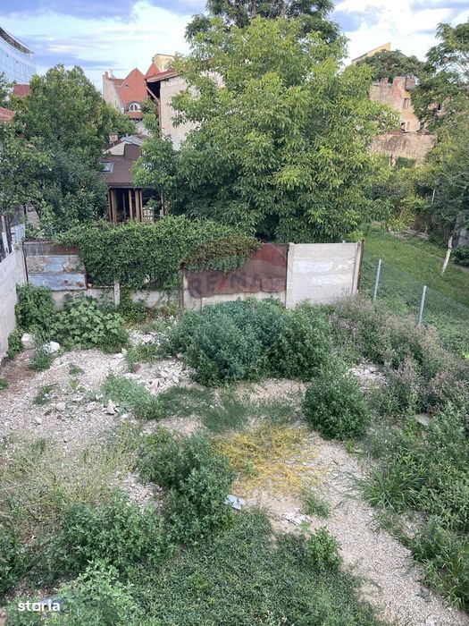 Vila in curs de renovare, teren 370mp, retras | adiacent Polona