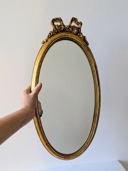 Oglindă ovală antică cu o ramă aurită delicat sculptată, piesa in stil