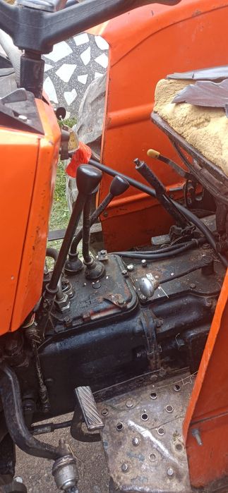 Tractor cu încărcător UTB550
