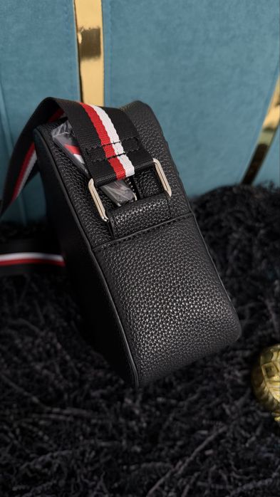 Барсетки от бренда Tommy Hilfiger