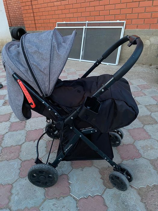 Коляска лёгкая, маневренная .