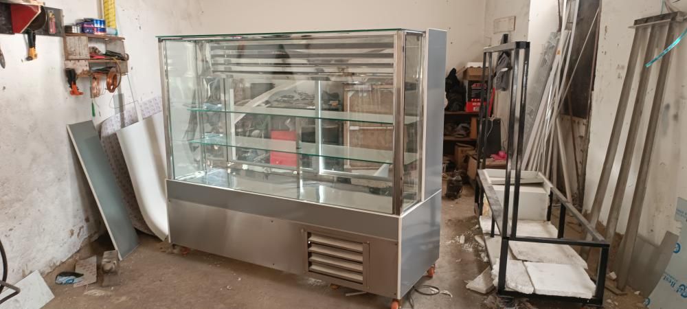 Vetrina xaladelnik Tort va shirinliklar uchun