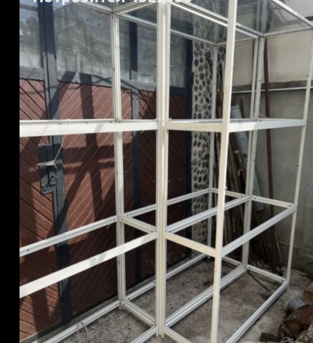 Алуминиеви стелажи и щандове