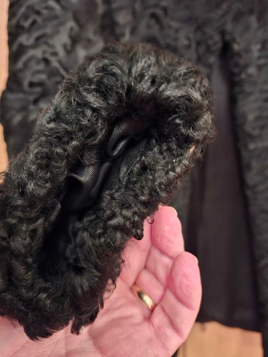 Haina karakul neagra
