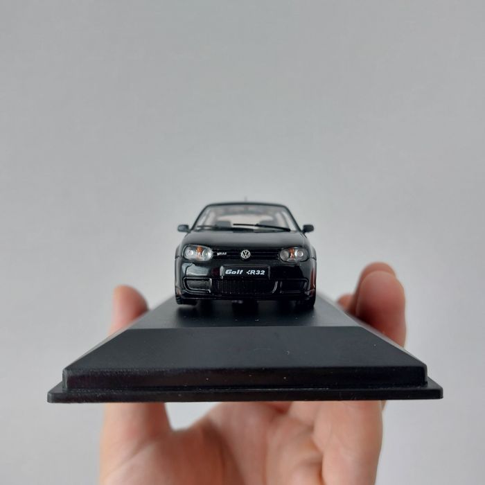 Machetă auto VW Golf IV R32 2003 – Solido 1:43, negru