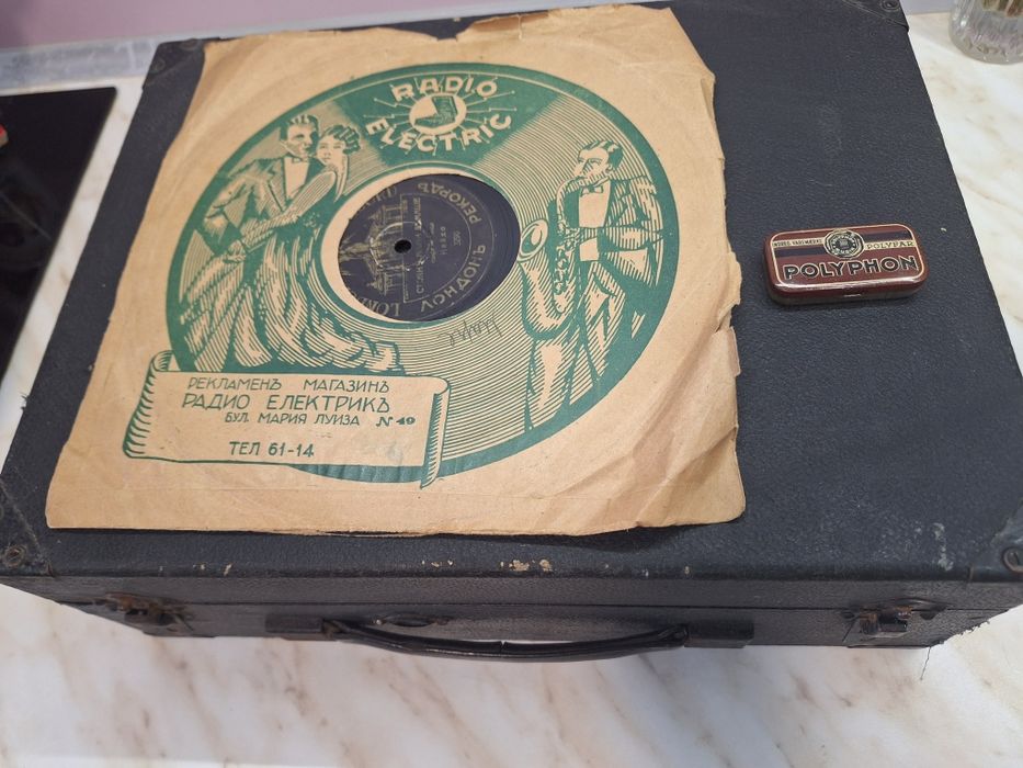 Ретро преносим грамофон с куфарче