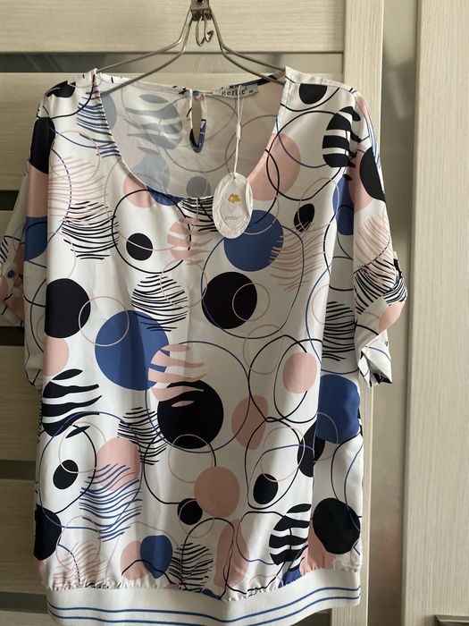 Продам блузку  яркой расцветки 54р.