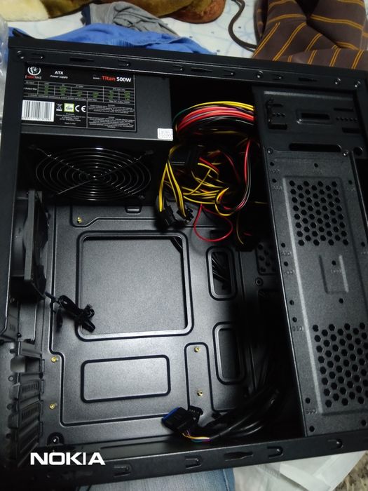 Vând carcasa PC cu sursa