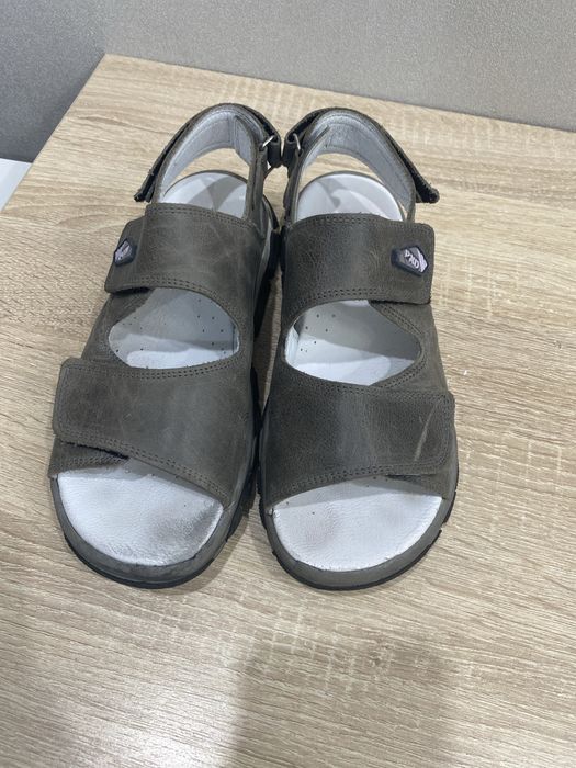 Продам сандали на мальчика кожа 35 р