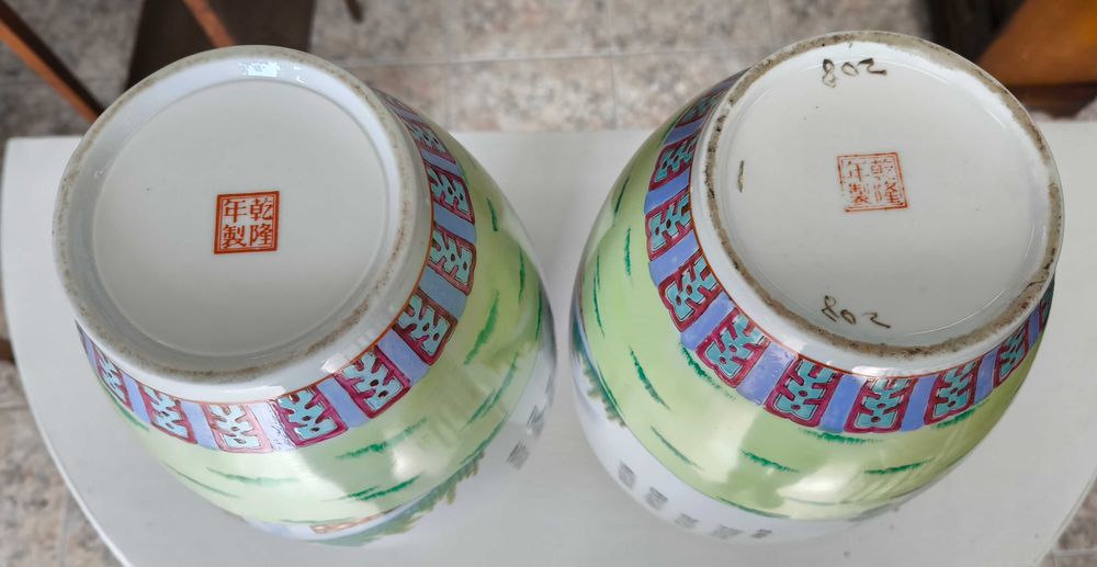 Двойка рисувани китайски вази